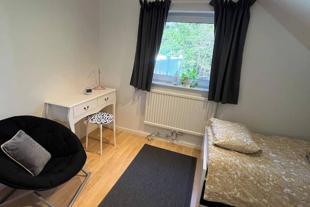 Ganze Wohnung, A beautiful home in nature near a lake- just 10 min from citycenter and airport- in Härryda, Västergötland