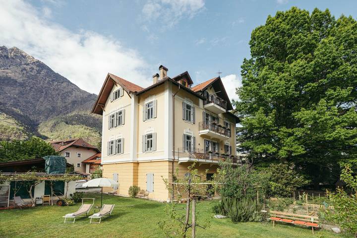 Hel lejlighed, Holiday Apartment 'Freienfeldhof Pink Lady' with Mountain View, Shared Garden and Wi-Fi in Algund, Texelgruppe