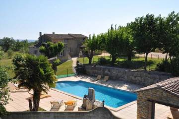 Location de vacances pour 12 personnes, avec jardin et piscine ainsi que terrasse et vue, animaux acceptés à Saint-Victor-de-Malcap
