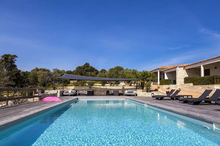 Gîte pour 4 personnes, avec terrasse ainsi que jardin et piscine en Corse-du-Sud