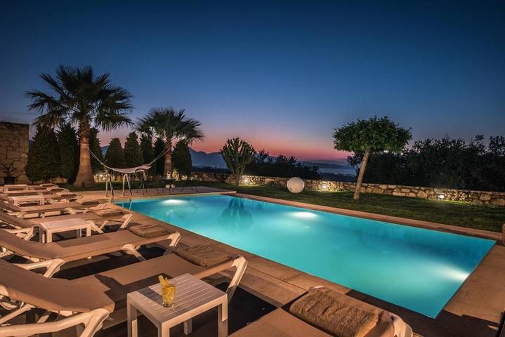 Ferienwohnung für 4 Personen, mit Pool und Ausblick sowie Garten in Heraklion