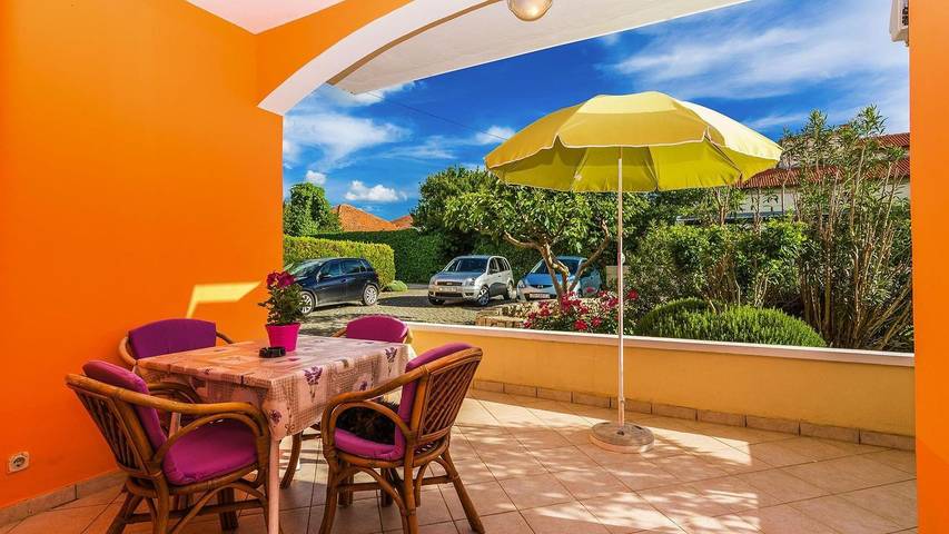 Ferienwohnung für 4 Personen, mit Terrasse und Pool sowie Garten in Petrcane