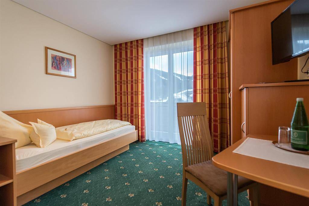 Ganze Ferienwohnung, Einbettzimmer mit Balkon in Rußbach am Paß Gschütt, Tennengau