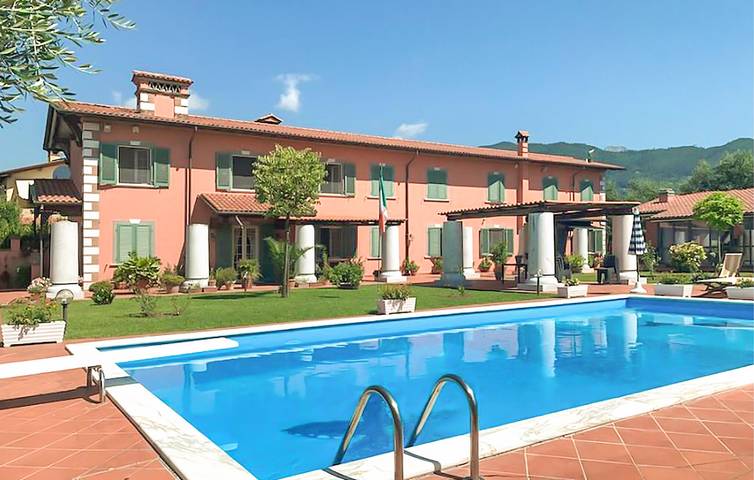 Appartamento intero, Accogliente appartamento con piscina, giardino e WiFi vicino alla pizzeria in Seravezza, Riviera Toscana