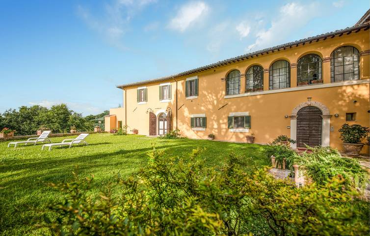 Location de vacances pour 20 personnes, avec jardin et piscine ainsi que terrasse et sauna, animaux acceptés à Foligno - 4