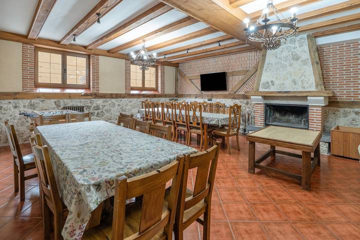 La Casona De Cuellar, casa rural para grupos con piscina en Segovia in Cuéllar , Provincia de Segovia