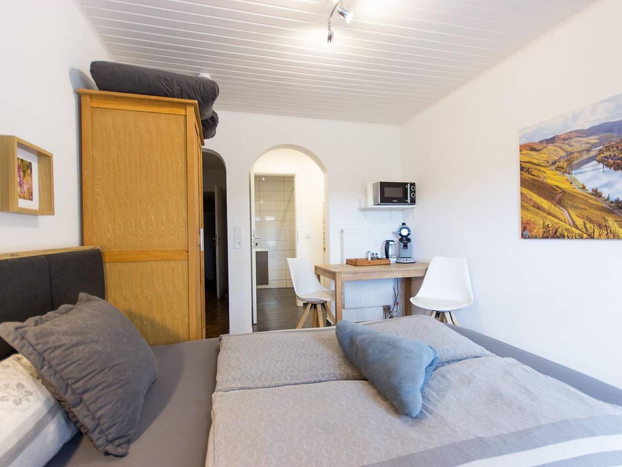 Ganze Ferienwohnung, Moselstudio Rosenburgblick - Kleines gemütliches Studio 1. in Moselnähe in Zeltingen-Rachtig, Bernkastel-Kues & Umgebung