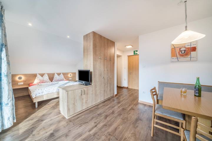 Appartamento intero, Appartamento di charme "Kammerhof Traube" con vista sulle montagne, Wi-Fi, balcone e giardino in Lana di Mezzo, Lana