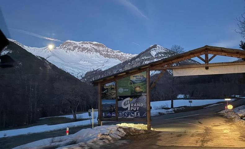 Location de vacances pour 7 personnes, avec jardin et vue dans Station du Grand Puy