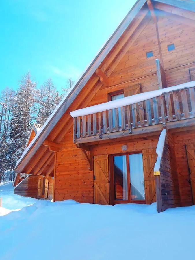 Chalet pour 5 personnes, avec piscine et balcon ainsi que vue et sauna dans La Joue du Loup