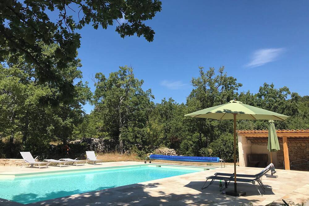 Former sheepfold in a large property with swimming pool, tennis, pétanque, table tennis. in Bargemon, Draguignan region