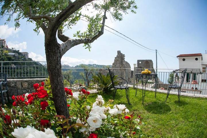 Gîte pour 7 personnes, avec Balcon et Terrasse ainsi que Jardin et Piscine à Scala - 4