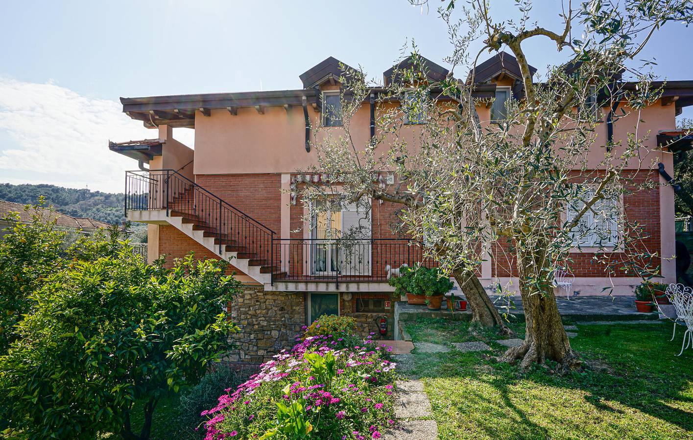 Acogedor apartamento en Montegrazie con terraza y wifi in Borgo Sant'Agata, Imperia