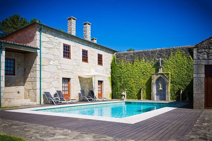Gîte pour 13 personnes, avec jardin et jacuzzi