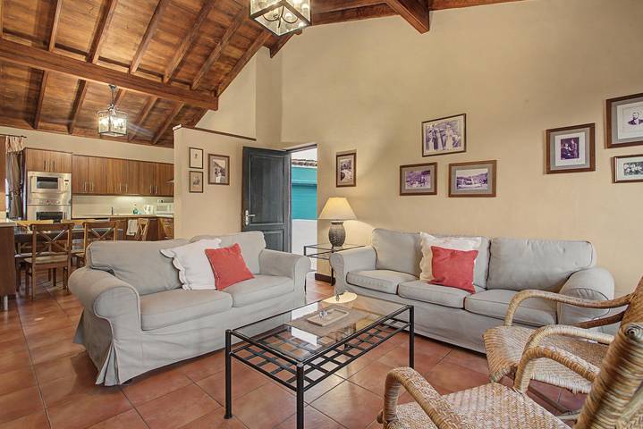 Maison de vacances "La Hacienda" avec vue sur la mer, terrasse privée et Wi-Fi in El Guincho, Garachico
