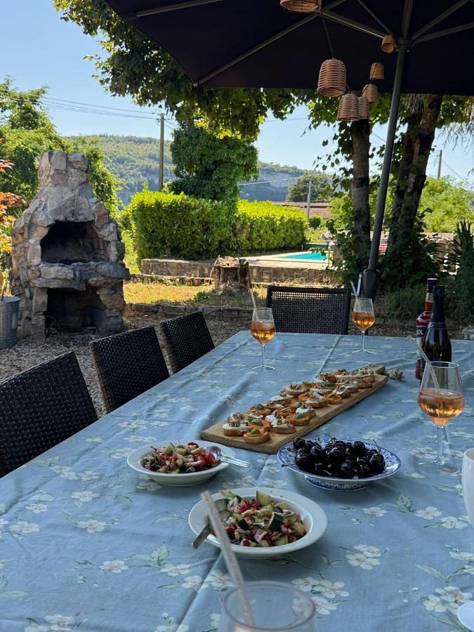 Location de vacances pour 12 personnes, avec vue ainsi que jardin et piscine à Tour-de-Faure - 2