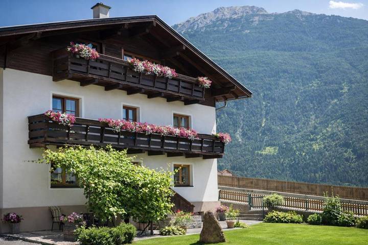 Gîte pour 4 personnes, avec vue et balcon à Tarrenz