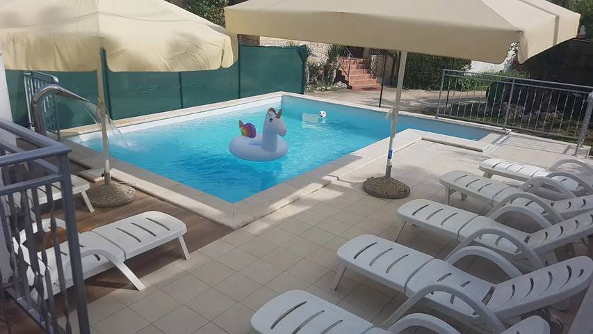 Ferienhaus für 8 Personen, mit Pool und Terrasse, mit Haustier
