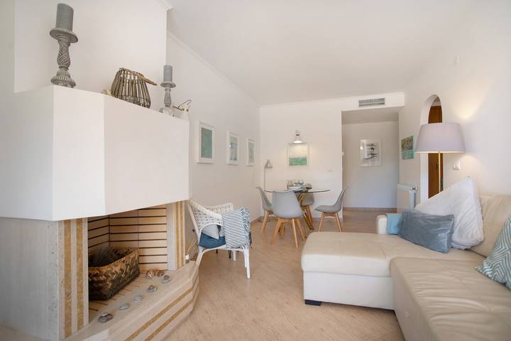 Ganze Wohnung, Ferienwohnung 'Praia Areia Branca' mit Meerblick, Gemeinschaftspool und Wi-Fi in Praia da Areia Branca, Lourinhã