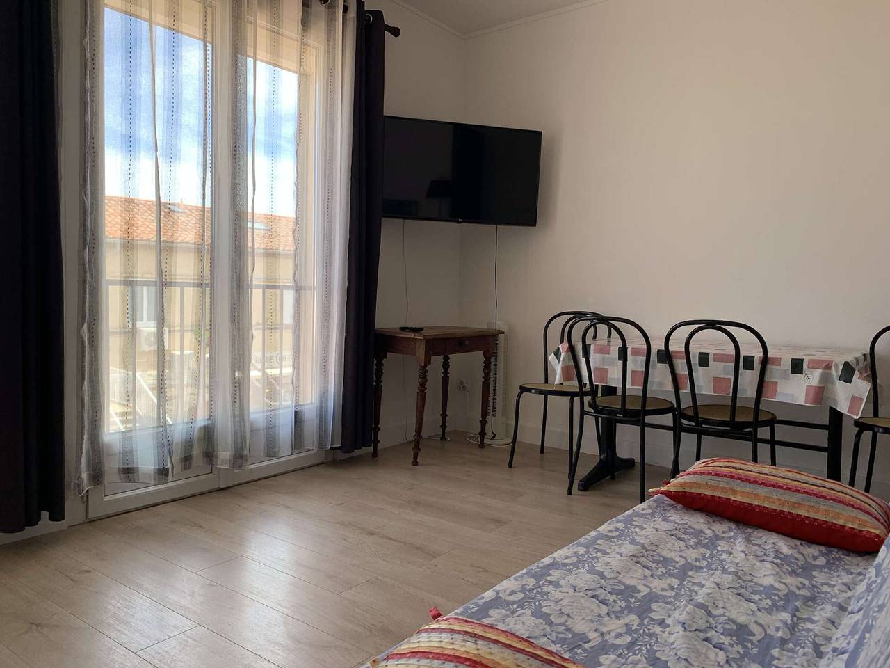 Entire apartment, Renovated Apt Close to Beach & Shops, Parking Included, Sleeps 4 in Saint Pierre la Mer, Fleury