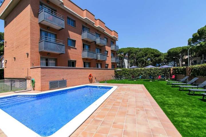 Apartahotel para 4 personas, con Balcón y Terraza además de Jardín y Piscina en Casteldefels
