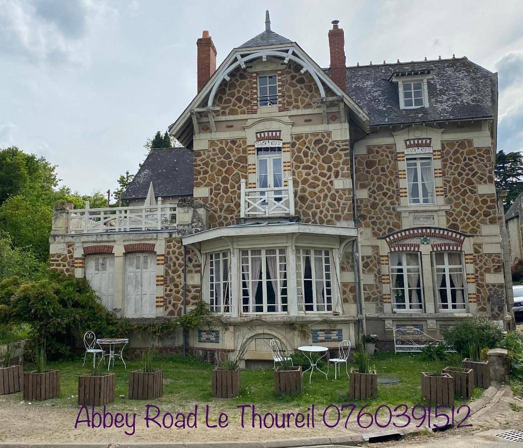 Abbey Road Le Thoureil Maison 6 chambres 12 personnes in Le Thoureil, Vallée de la Loire