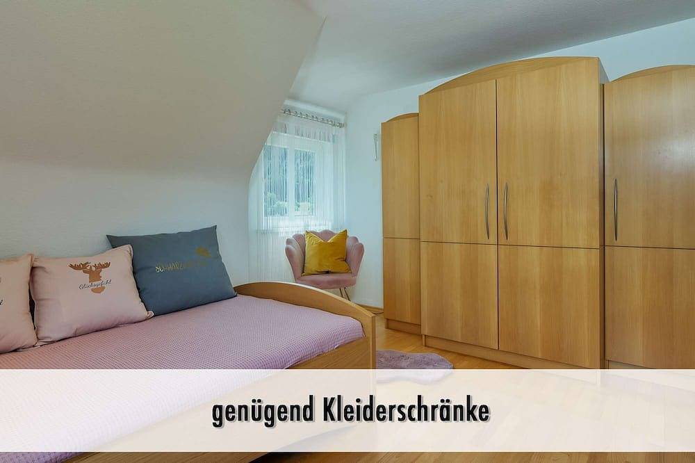 Schindelhäusle Schillerstraße mit großem Garten, Hunde, 3 Schlafzimmer, 7 Personen in Alpirsbach, Kinzigtal