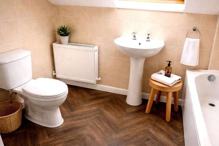 Juliet Cottage - Sleeps up to 3 - Large Hot Tub in Wilmcote, Warwickshire