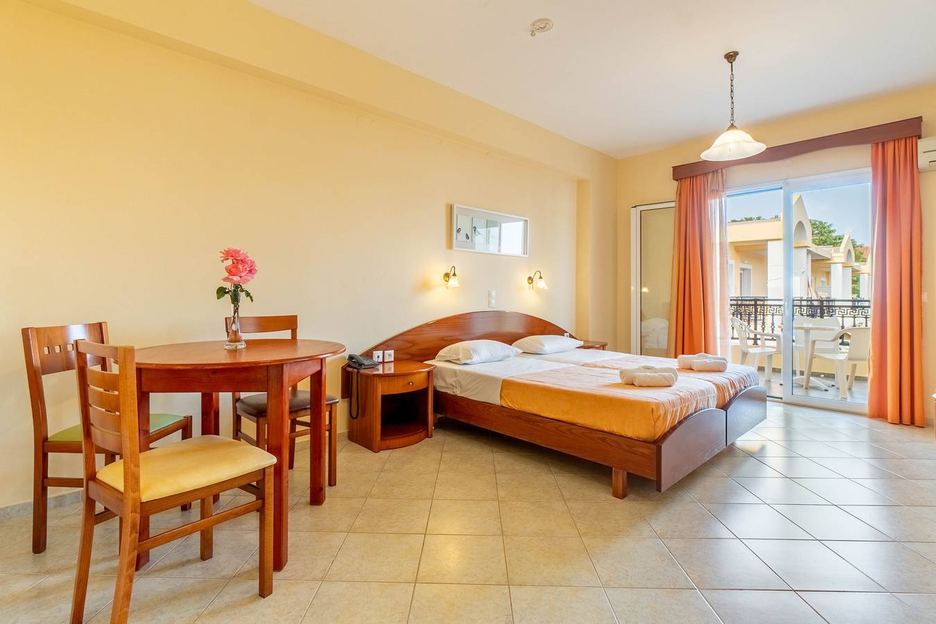 Ferienwohnung in einem Hotel 'Kosmos Studio 5' mit gemeinsamer Terrasse, Wlan und Klimaanlage in Agios Stefanos Avliotes, Arillas