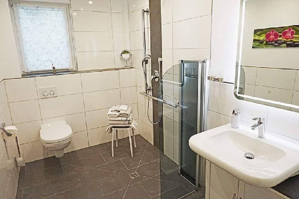 Ganze Wohnung, Barrierefreie Ferienwohnung \"Relax\" für zwei Personen mit moderner Küche in Sommerach, Fränkisches Weinland