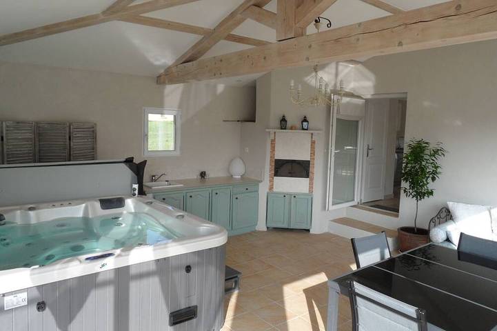 Gîte pour 5 personnes, avec Jacuzzi ainsi que Terrasse et Piscine