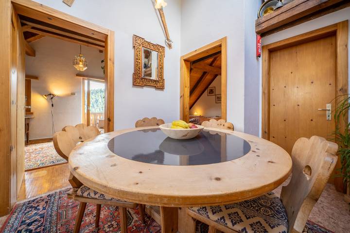 Ganze Wohnung, Chasa Rosa 3: 3.5-Zimmerwohnung im idyllischen und sonnenverwöhnten Bergdorf Vnà in Vnà, Valsot