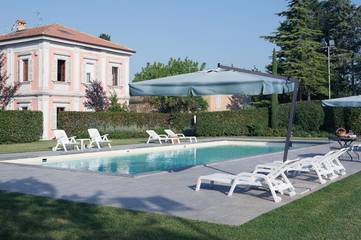 Cottage pour 2 personnes, avec vue ainsi que jardin et piscine, animaux acceptés à Loro Piceno