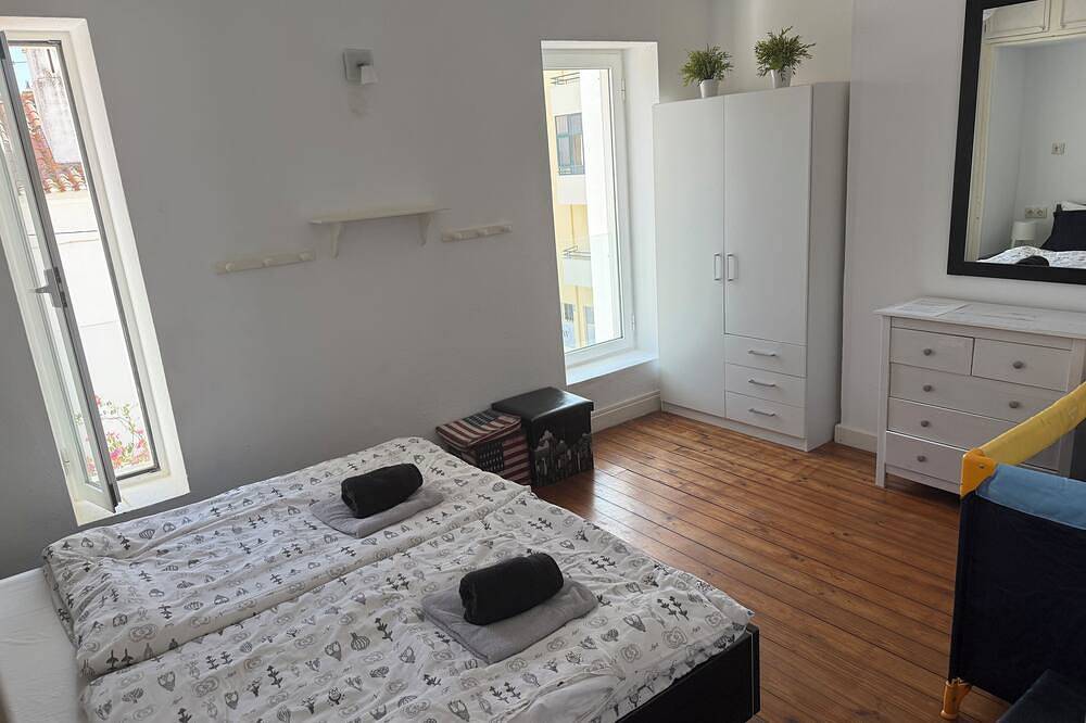 Algarve Outstanding Villa\n50 m to beach / restaurants. 7 bedrooms. 20 min golf in Praia da Rocha, Portimão