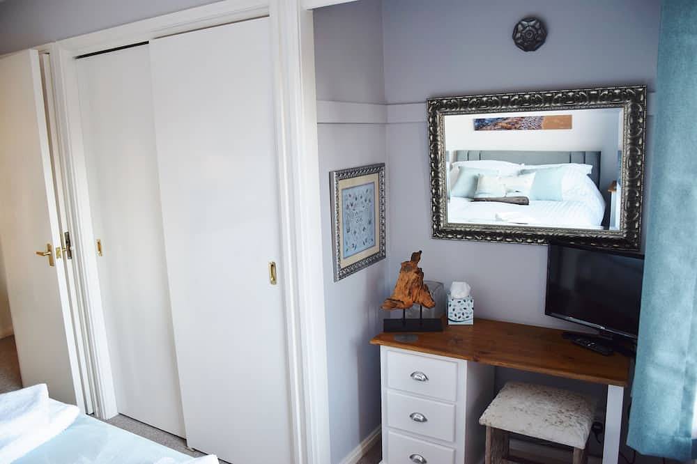 Entire apartment, Great Views. 2 bedroom apartment. Centre of Whitby. 3 guests. On site pkg. in Whitby, North York Moors National Park