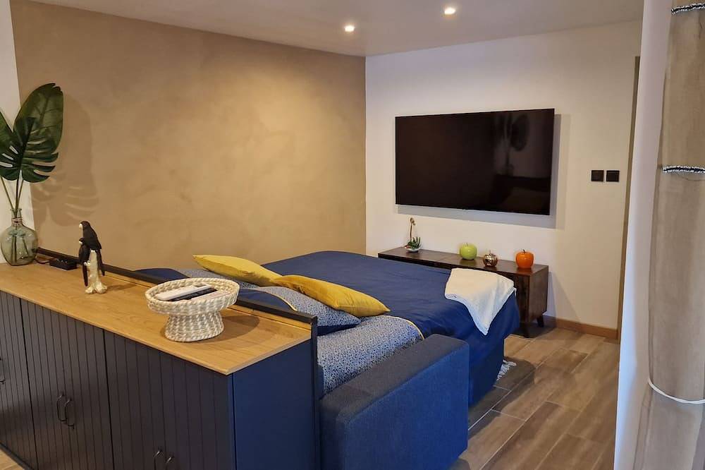 Appartement entier, T2 /3 de 60 m2 rez de villa proche Calanques de Cassis Aubagne La Ciotat et Spa in Carnoux-en-Provence, Côte méditerranéenne (France)