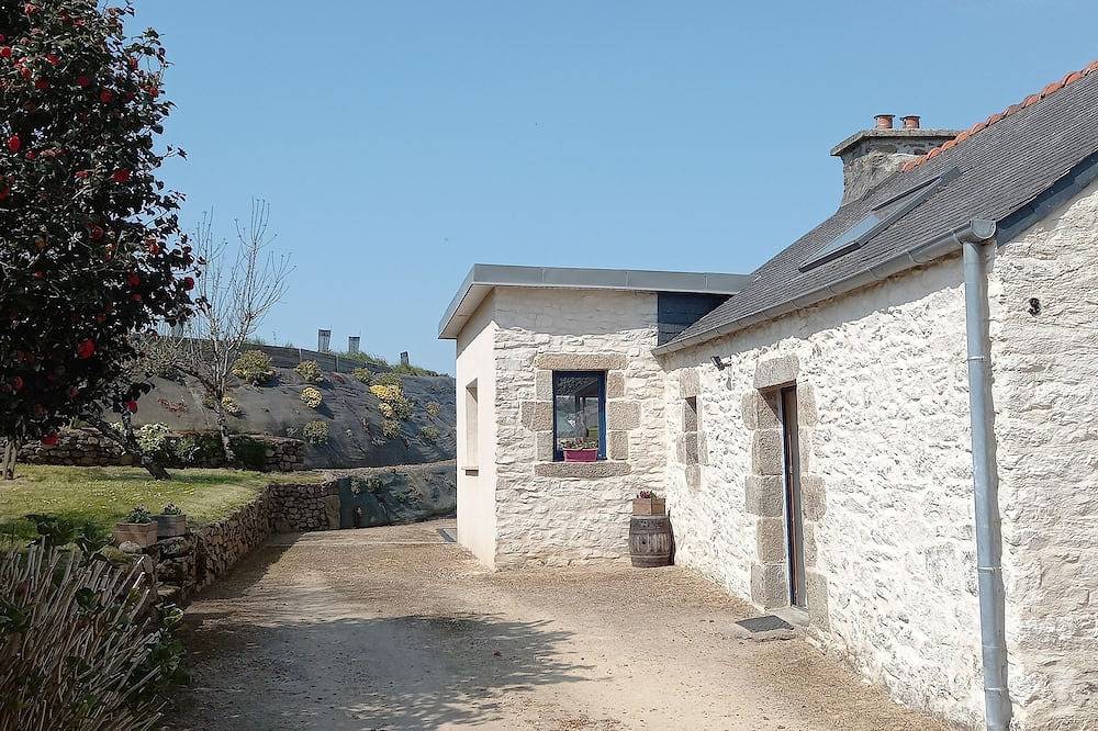 Gîte de plain pied au calme in Plouider, Région de Brest
