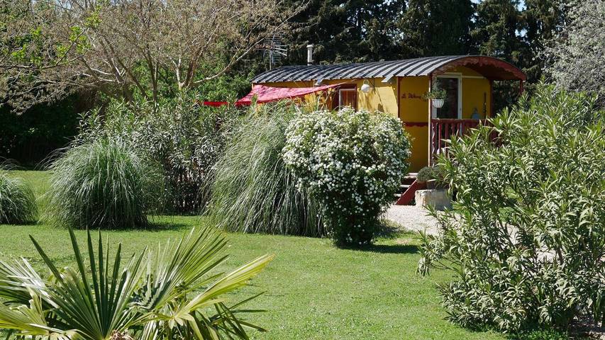 Gîte pour 3 personnes, avec piscine et jardin ainsi que terrasse et jacuzzi