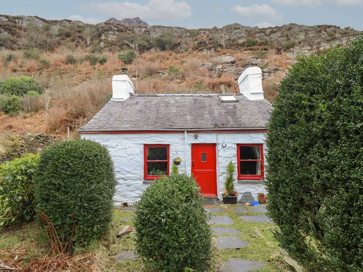 Cottage for 2 people, with garden, with pets in Blaenau Ffestiniog