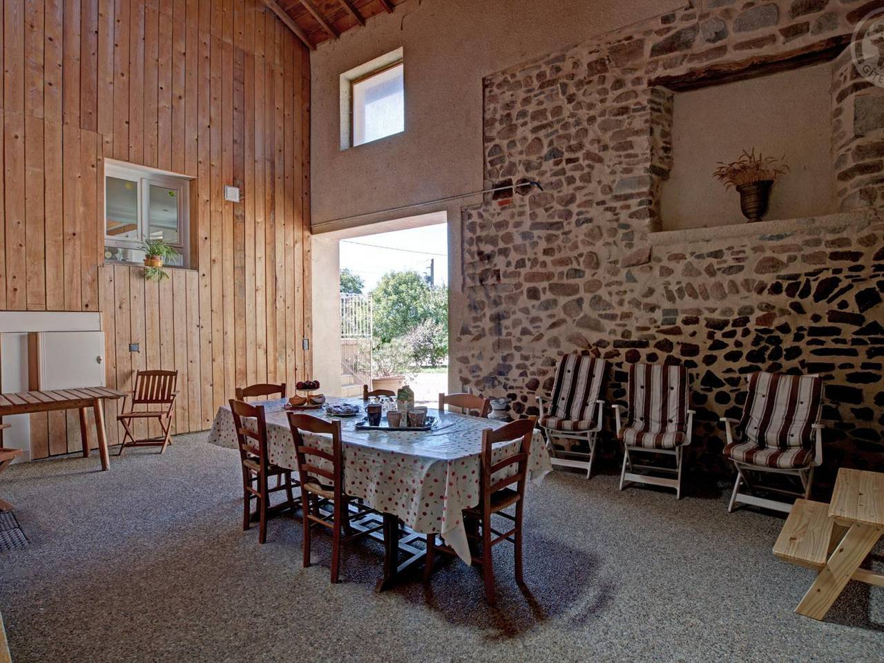 Gîte spacieux avec 6 chambres, cheminée et terrain de pétanque en pleine campagne in Chirassimont, Région de Roanne