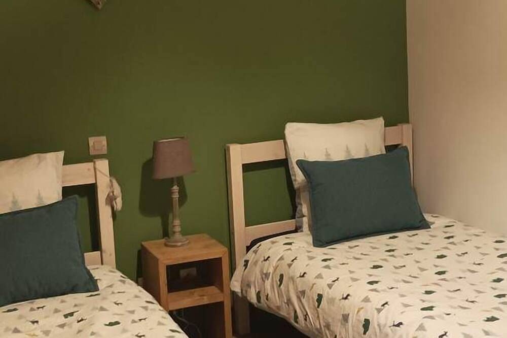 Apartamento entero, Twin room with separate single beds in Artigues, Ariège