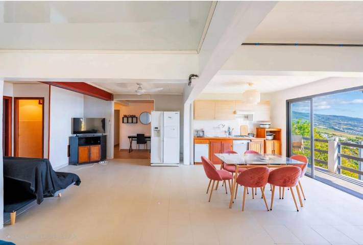 Appartement de vacances pour 8 personnes, avec piscine ainsi que vue et terrasse, animaux acceptés