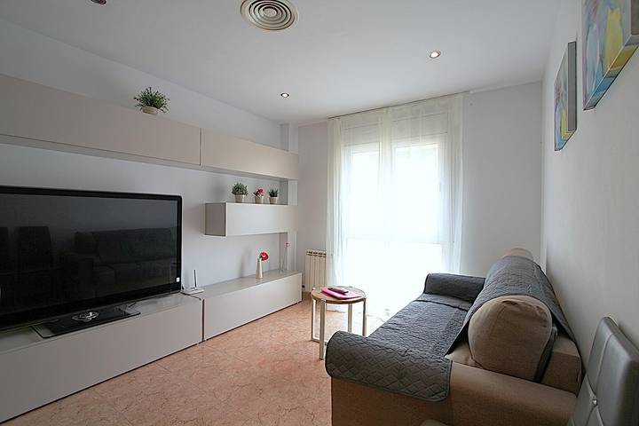Appartamento intero, Appartamento di 110 m2 su due piani, ampio terrazzo, 100 metri dalla spiaggia, aria condizionata, parcheggio, in Central Lloret de Mar, Lloret de Mar