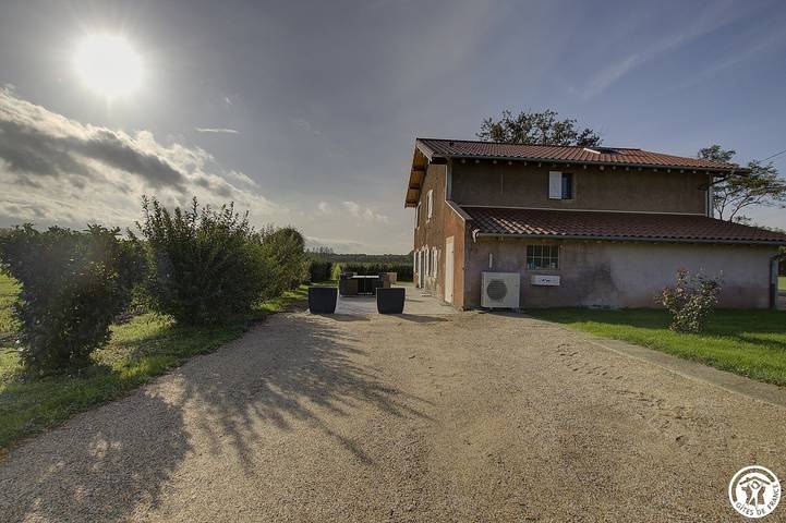 Gîte pour 12 personnes, avec terrasse ainsi que jardin et piscine