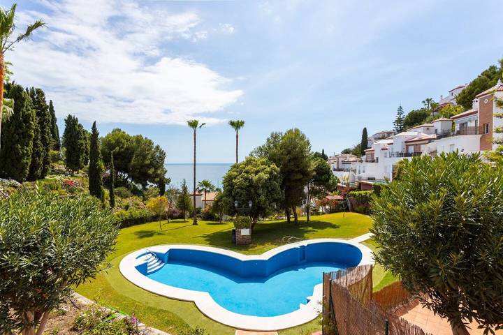 Geheel appartement, Vakantieappartement voor 4 personen met tuin in Urbanización Ladera del Mar, Nerja