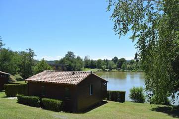 Parc de vacances pour 6 personnes, avec vue et vue sur le lac ainsi que piscine et balcon à Boulogne-sur-Gesse