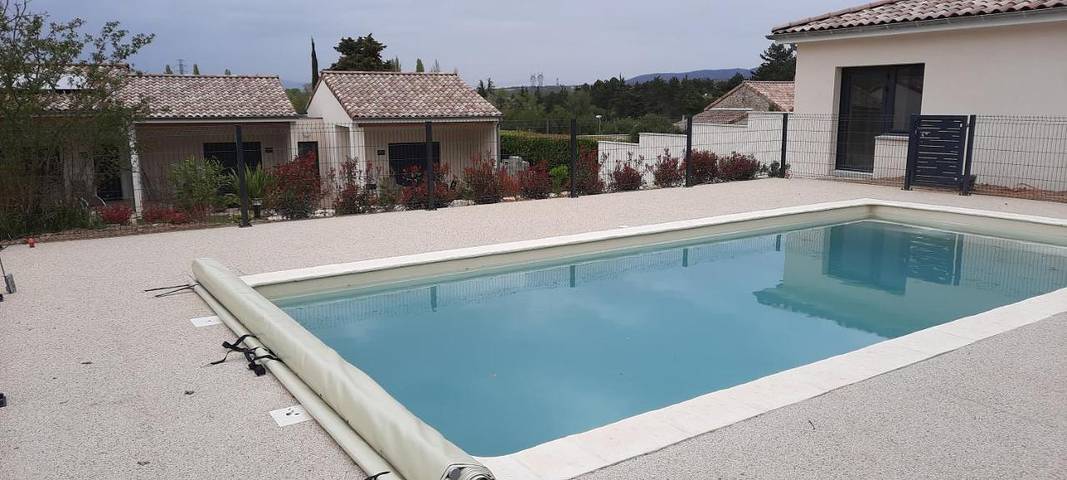Location de vacances pour 2 personnes, avec piscine ainsi que vue et jardin, animaux acceptés à Les Tourrettes - 3