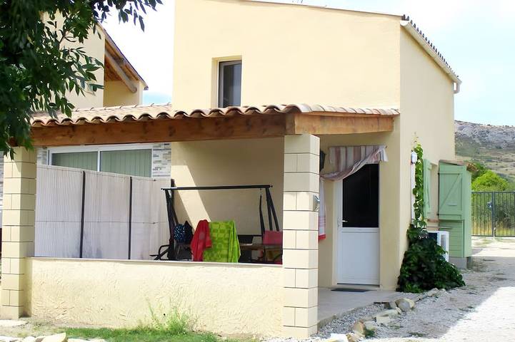 Location de vacances pour 4 personnes, avec jardin ainsi que sauna et piscine, animaux acceptés à Mévouillon