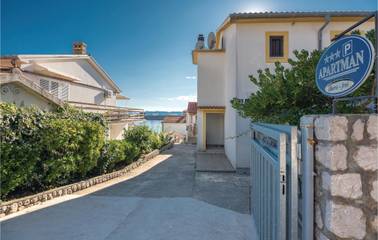 Cottage pour 2 personnes, avec terrasse dans Krk