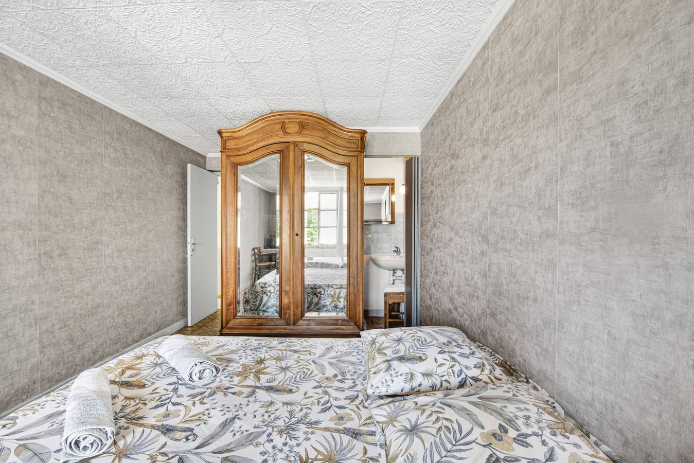 Bed & Breakfast „Chambre Verte“ mit Bergblick, Gemeinschaftsterrasse und Wlan in Beaujolais